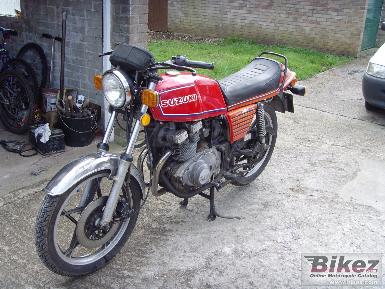 Big  gsx 250 e picture and wallpaper from Bikez.com